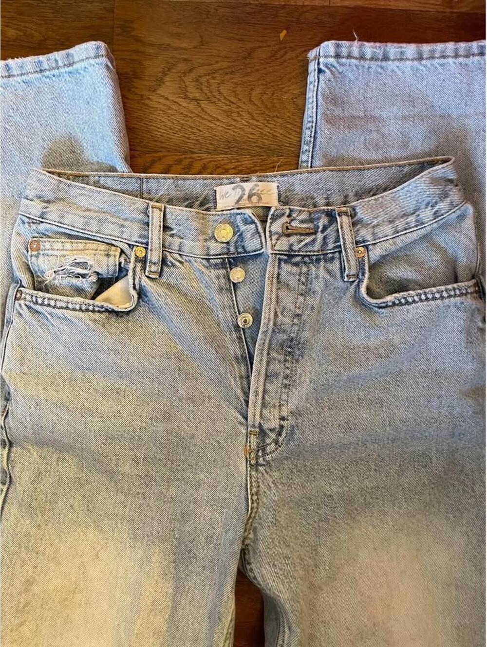 Light Wash Distressed High-Waisted Jeans Size 26